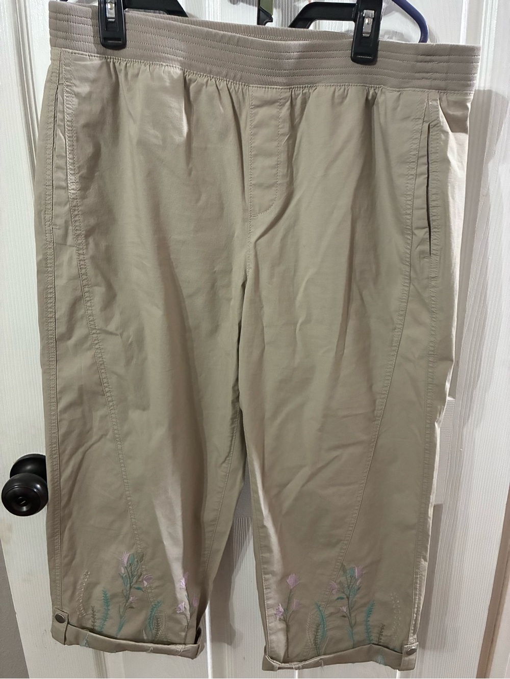 Chico's Size 2 (large) Embroidered Pull On Capris